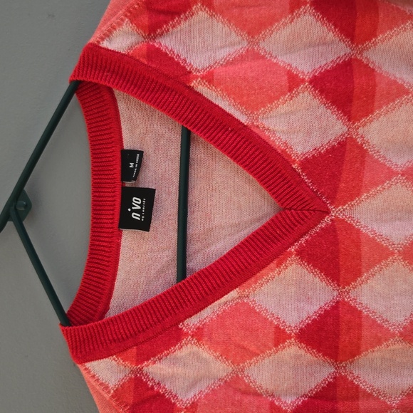 Cute argyle sweater with striped sleeves - Picture 2 of 2